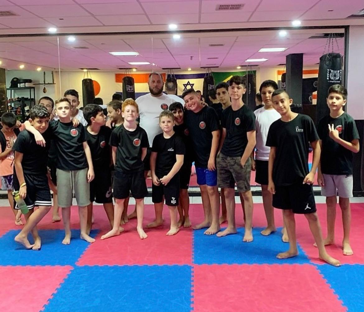 קבוצת הנוער של Knockout GYM עם המאמן